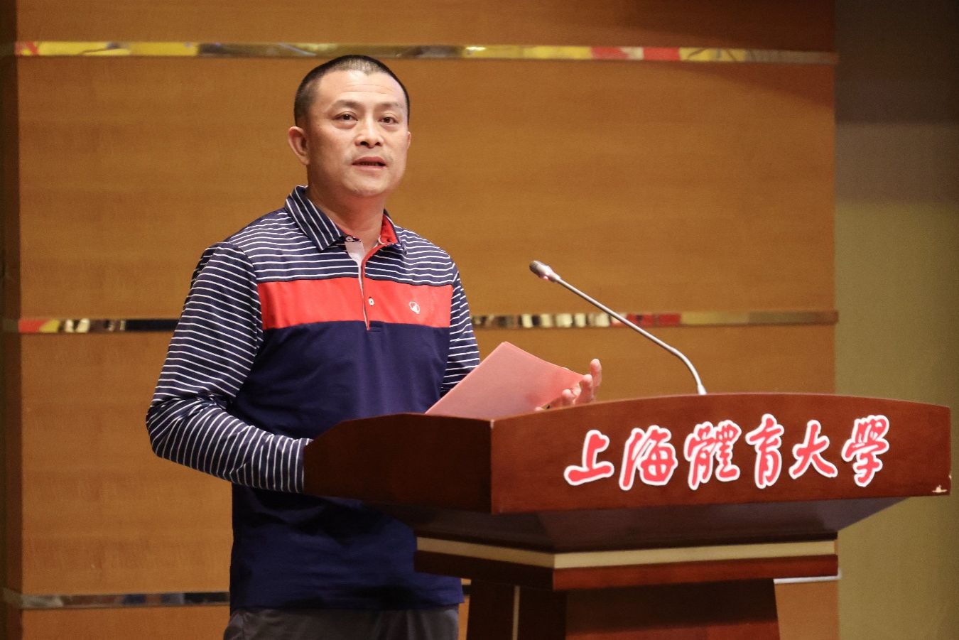 女人站在钢琴前中度可信度描述已自动生成